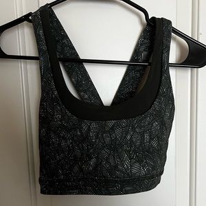 EUC lululemon sports bra size 6